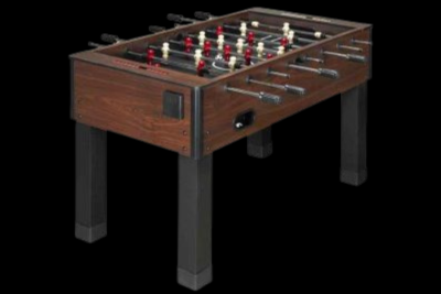 Table de babyfoot au fini simili bois brun